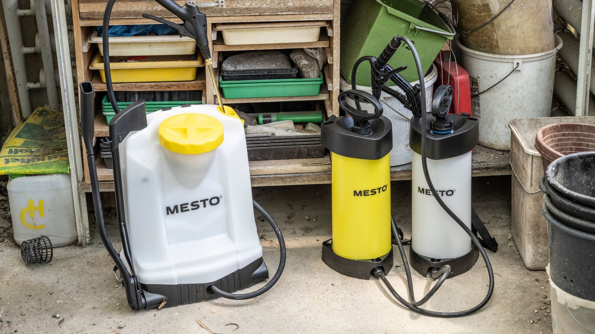 MESTO Drucksprüher sind im Geräteschuppen verstaut