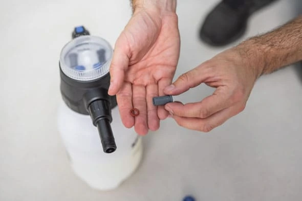 Mann hat MESTO Ersatzteile f&uuml;r Foamer in der Hand